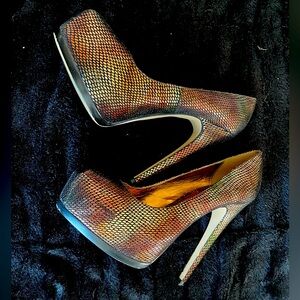 Truth or Dare Madonna Gold Platform Heels. Size 9